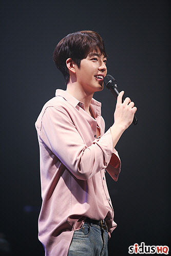 배우 김우빈이 지난 1월 일본 팬미팅에서 발언을 하고 있다, <싸이더스HQ 제공>